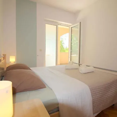 In With One-bedroom 17 شقة *